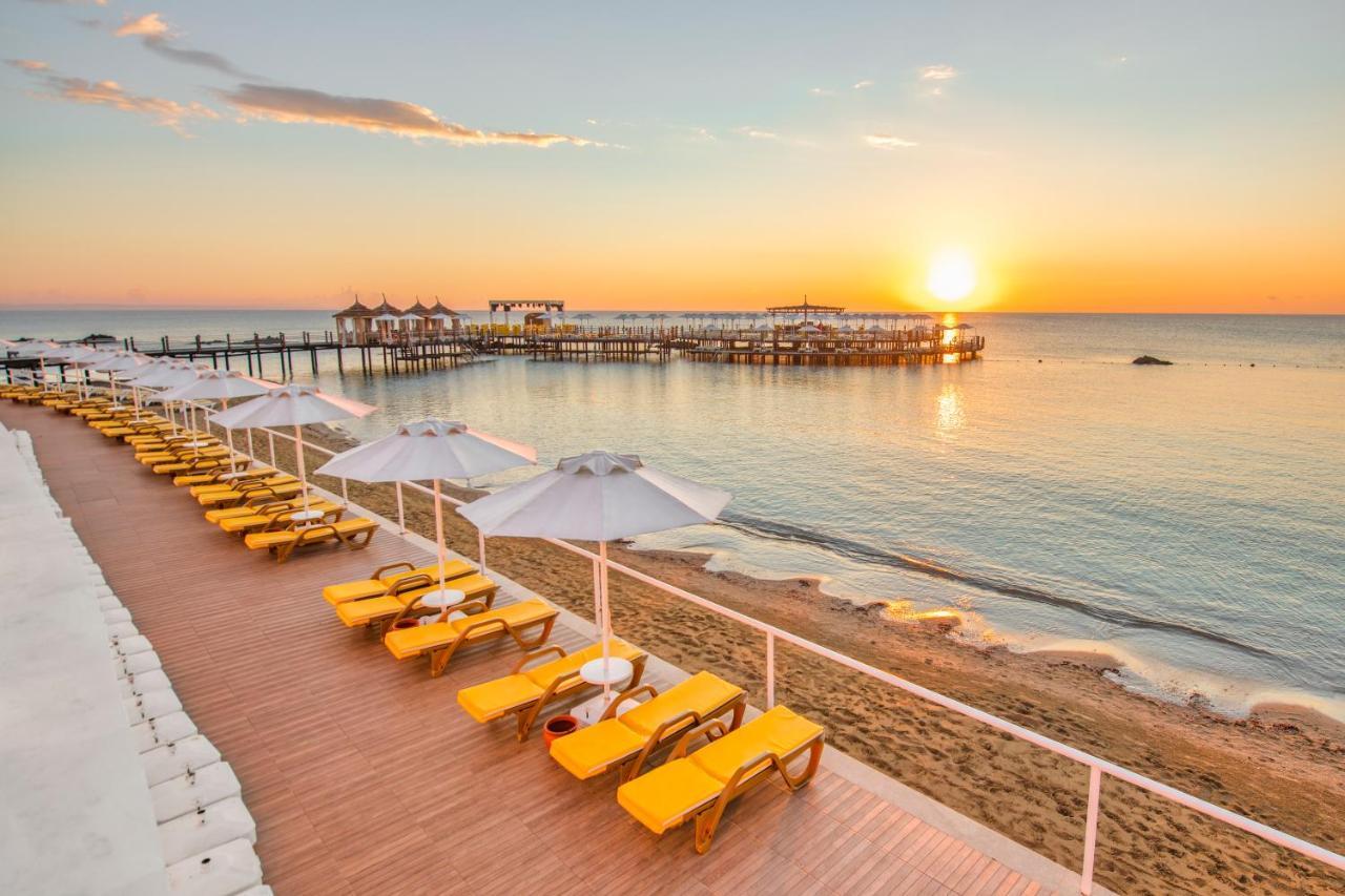 Salamis Bay Conti Resort Hotel & Casino Famagusta  Exterior photo Sunset at the beach